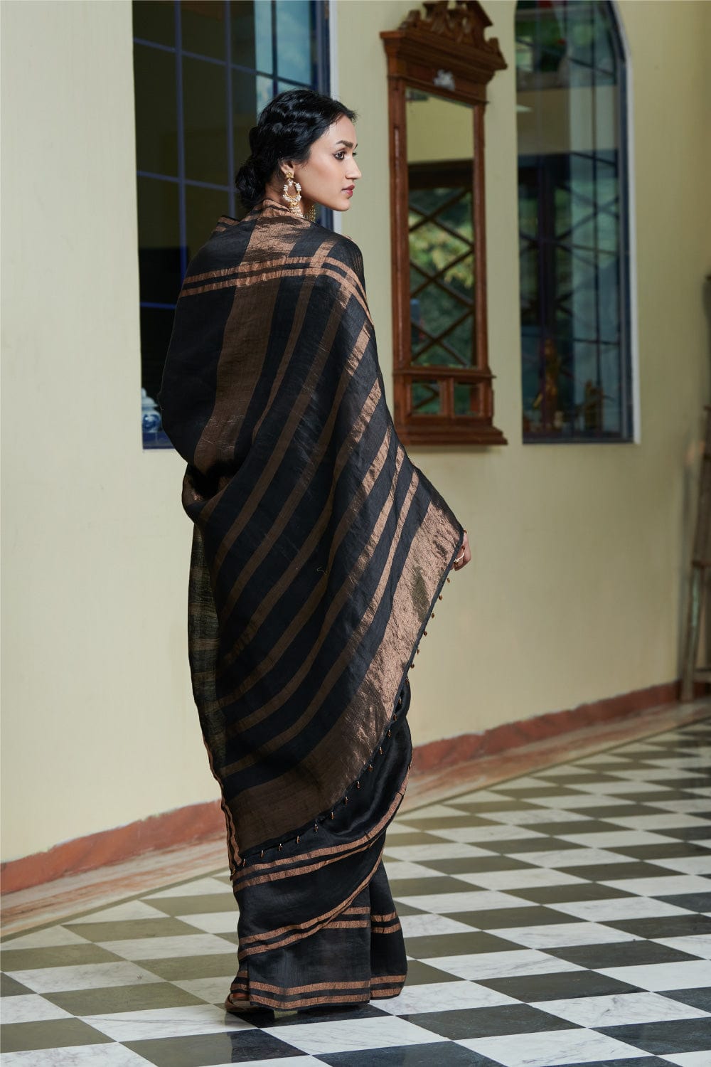 Kaala Khatta Dressfolk